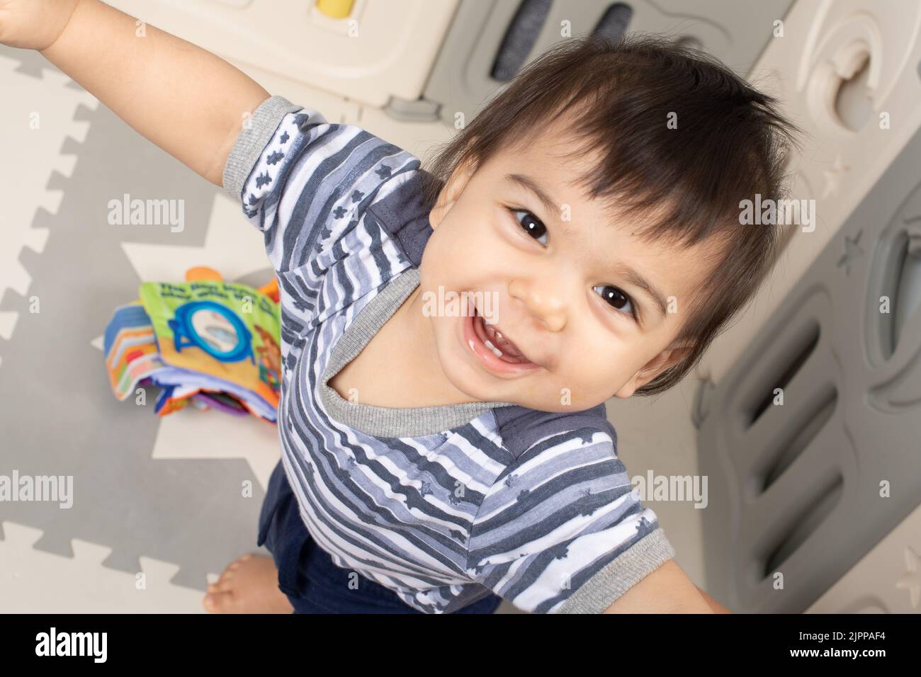 bambino di 11 mesi a casa, ritratto, primo piano, sorridente, felice, denti visibili Foto Stock