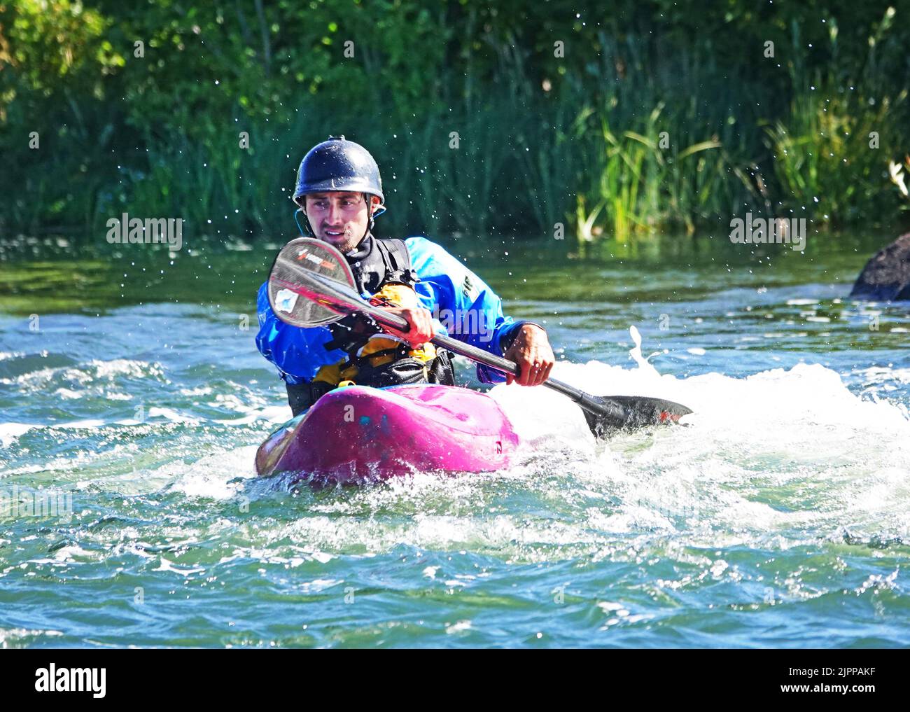 Un uomo in kayak sul fiume Deschutes nelle Cascade Mountains vicino a Bend, Oregon. Foto Stock