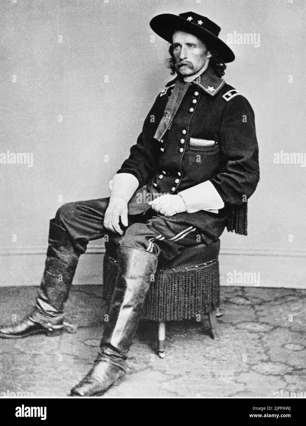 Il celebrato Generale degli Stati Uniti GEORGE Armstrong CUSTER ( 1839 - 1876 ) , Ucciso dai Sioux durante la battaglia del piccolo Corno Grande - selvaggio WEST - Western - generale - militare - uniforme militare - uniforme - baffi - baffi - cappello - guanti - guanti - stivali - stivale - stivali - pellerossa - nativo americano - capelli lunghi Uomo - uomo con capelli lunghi - sgabello - sedia - FOTO STORICA - STORIA ---- Archivio GBB Foto Stock