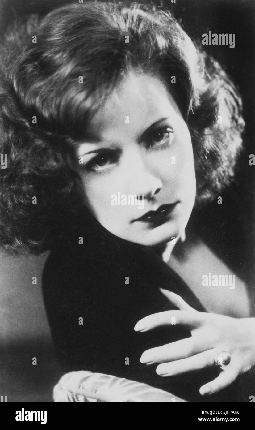 1928 , USA : l'attrice GRETA GARBO nella MISTERIOSA SIGNORA ( la donna misteriosa ) di Fred Niblo , Da un romanzo di Ludwig Wolff - MGM - SILENT MOVIE - FILM - CINEMA MUTO - ritratto - ritratto - mano - mani - mani - anello - anello - perle - perla - perle - gioielli - gioielli - gioielleria - gioielleria - gioiello - gioielli - diva - divina - divina - divina ---- Archivio GBB Foto Stock