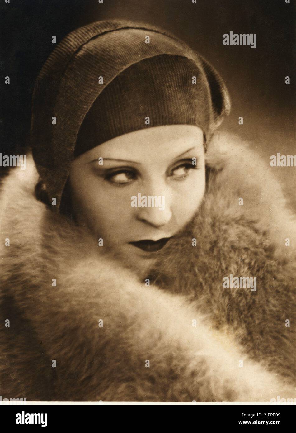 1920's, GERMANIA : l'attrice tedesca BRIGITTE HELM ( 1906 - 1996 ). - FILM MUTO - CINEMA MUTO - ART DECO - ritratto - ritratto - cappello - cappello - pelliccia di volpe - pelliccia di volpe - VAMP - ANNI venti - 20's - 20's - '20 ---- Archivio GBB Foto Stock