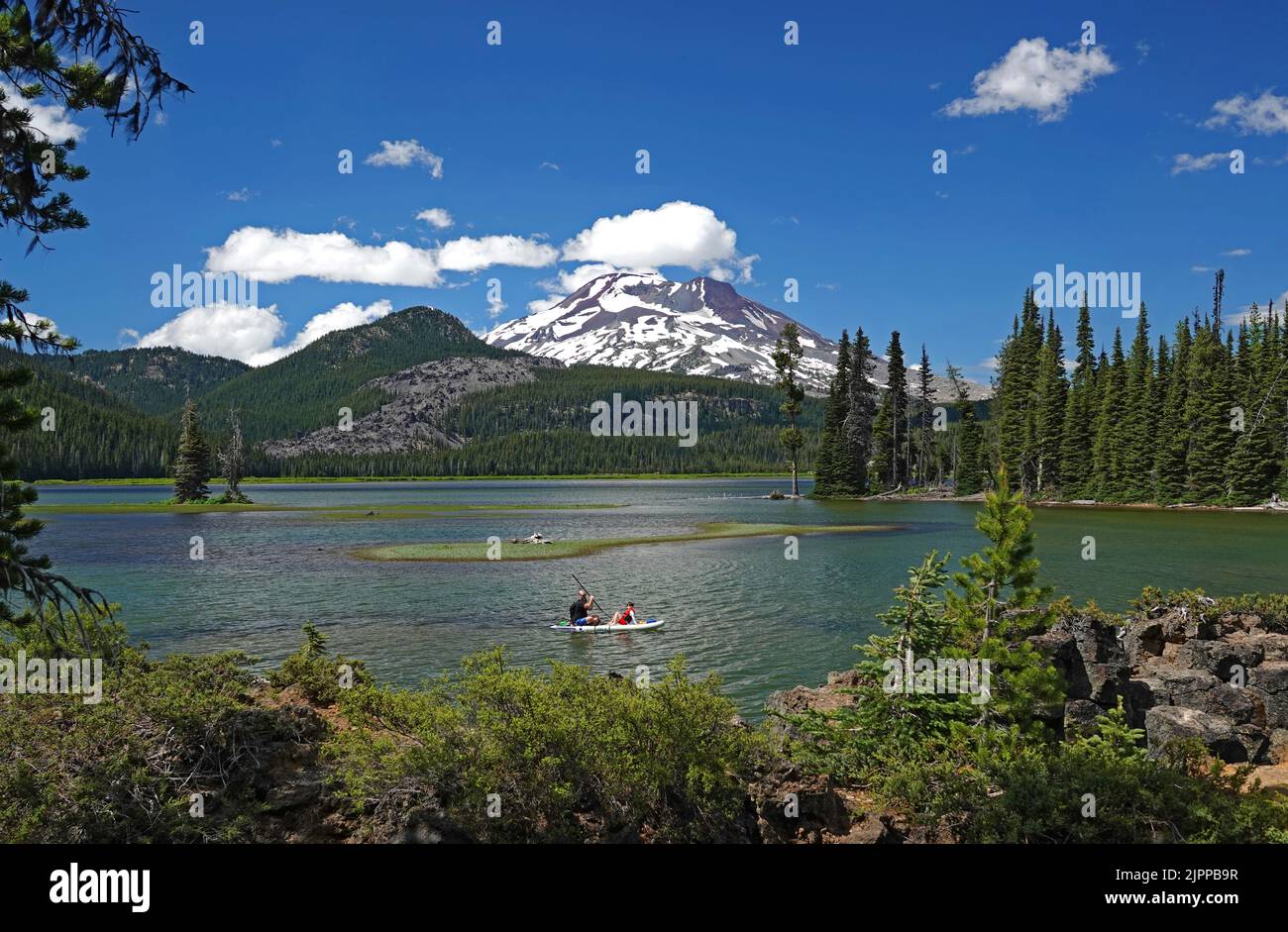 Un piccolo lago di montagna nei pressi di un South Sisters Peak innevato nelle Cascades dell'Oregon all'inizio di luglio. Foto Stock