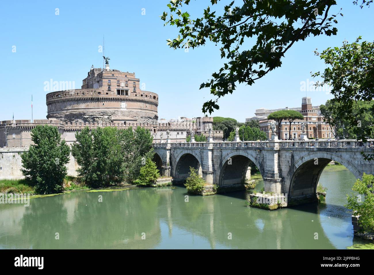 ROMA, ITALIA - 21 LUGLIO 2022: Vista sul fiume Tevere e sul Ponte Sant'Angelo. Il Mausoleo di Adriano, detto Castel Sant'Angelo, sul lato destro. Foto Stock