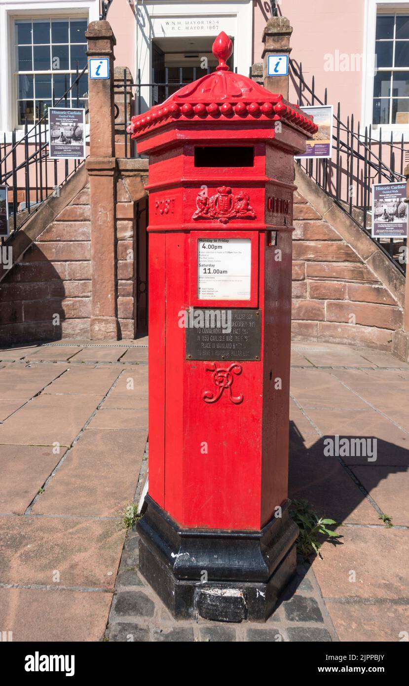 Replica vittoriano colonna box in piazza Carlisle mercato, Cumbria, Inghilterra, Regno Unito Foto Stock