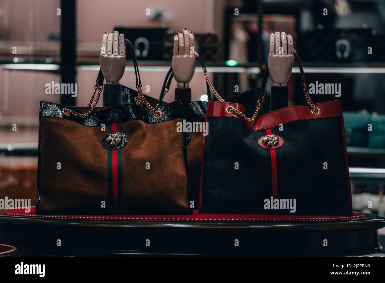 Un primo piano di Gucci Bags tenuto da mani Mannequin Foto Stock