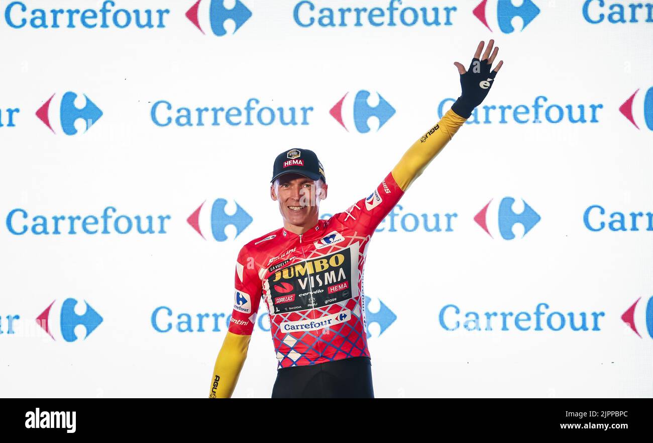 2022-08-19 20:46:35:19 UTRECHT - Robert Gesink del Team Jumbo-Visma riceve la maglia rossa durante la cerimonia del cronometro a squadre il primo giorno del Tour di Spagna (Vuelta a Espana). Dopo un inizio sulla Jaarbeursplein, le squadre hanno guidato attraverso le strade della città Dom. ANP VINCENT JANNINK olanda fuori - belgio fuori Foto Stock