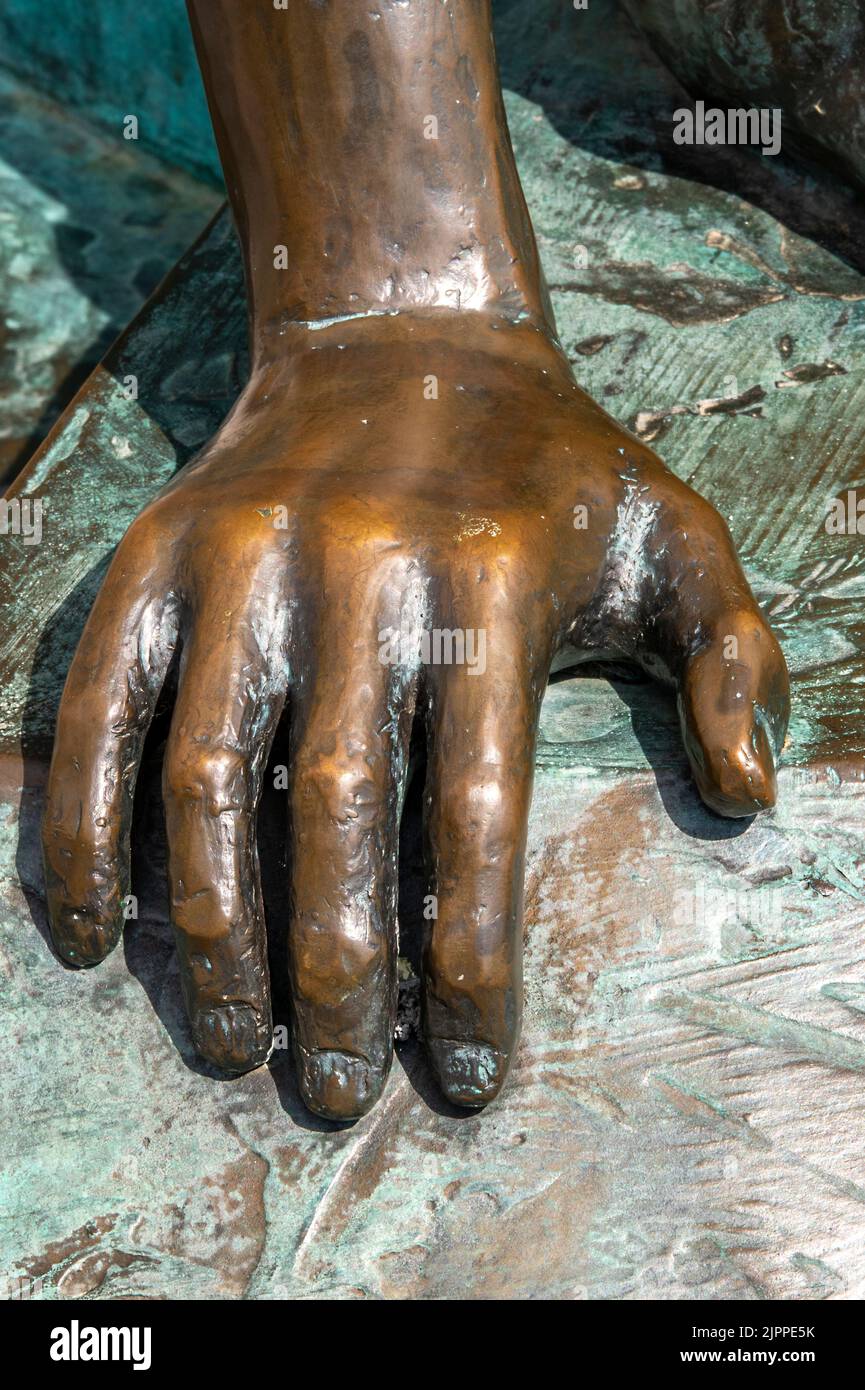scultura in bronzo di mano destra con patinatura dall'età, rappresentazione scultorea di una mano destra umana fusa e sagomata in bronzo massiccio, anatomia. Foto Stock