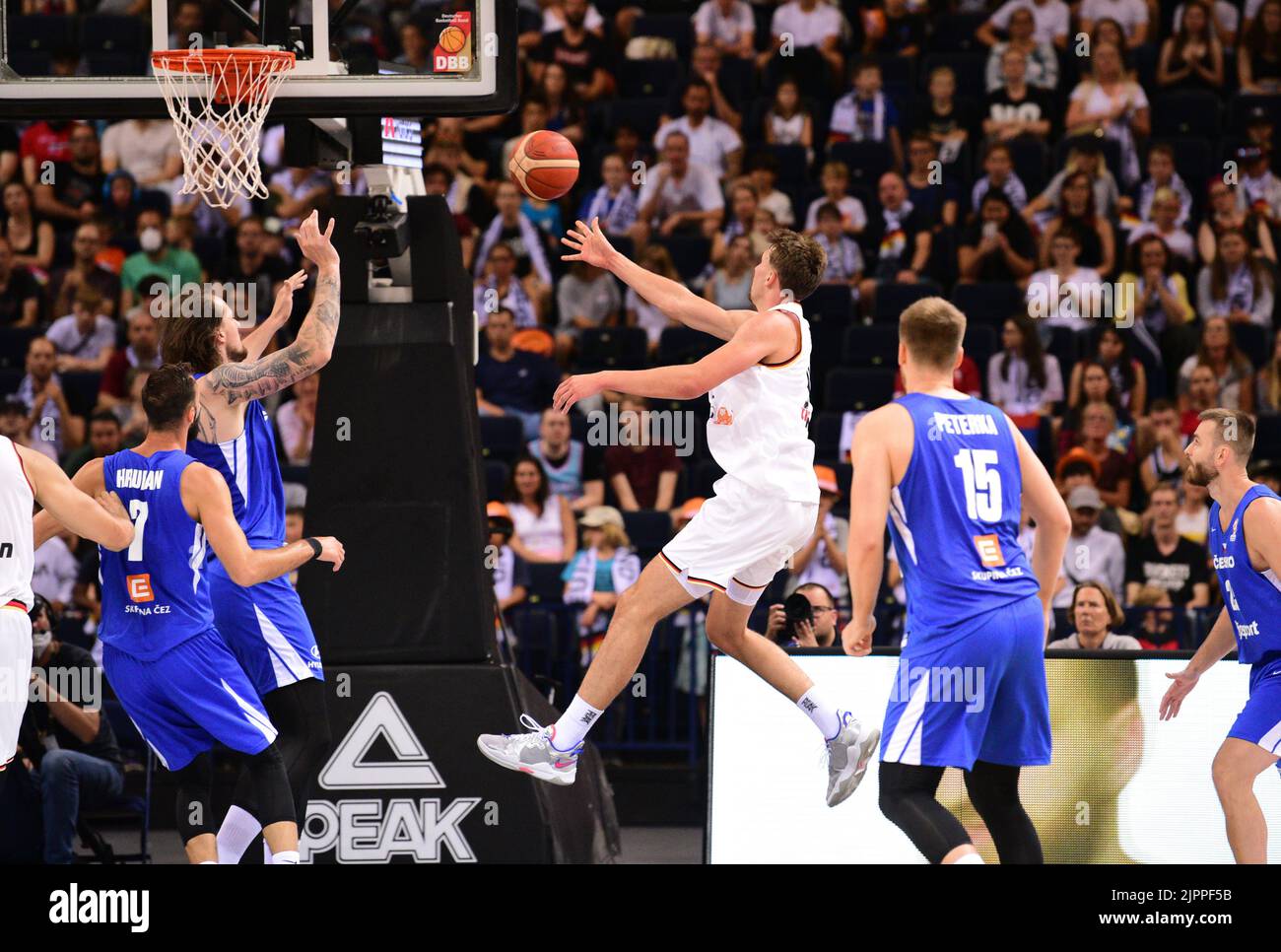 Amburgo, Germania. 19th ago, 2022. Pallacanestro; Supercup, Germania - Repubblica Ceca, semifinale alla Barclaycard Arena. Il tedesco Franz Jacob Wagner (M) mette la palla al paniere. Credit: Daniel Bockwoldt/dpa/Alamy Live News Foto Stock