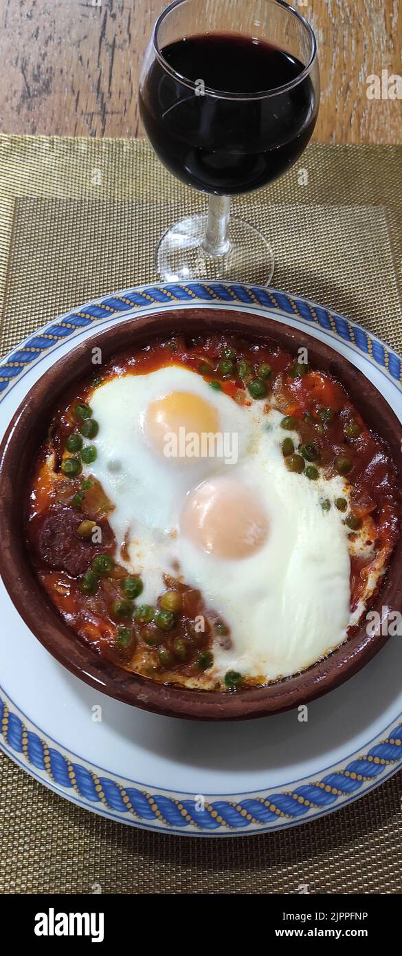 Uova in un piatto di argilla Foto Stock