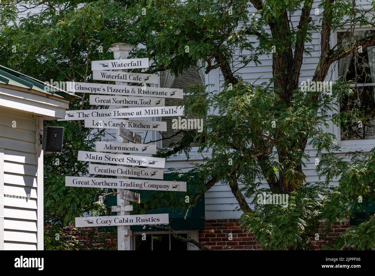 I cartelli indicano ai visitatori i negozi e i ristoranti del Mill Falls Inn & Marketplace di Meredith, New Hampshire. Foto Stock