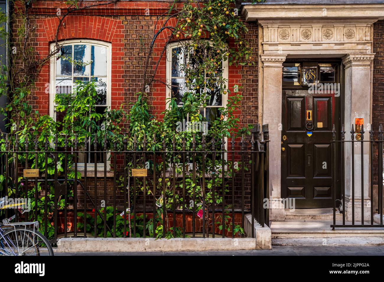 68 Dean Street Soho Londra. Edificio georgiano originariamente costruito nel 1681 e ricostruito intorno al 1732 dal falegname John Meard Junior. Grado II* elencato. Foto Stock