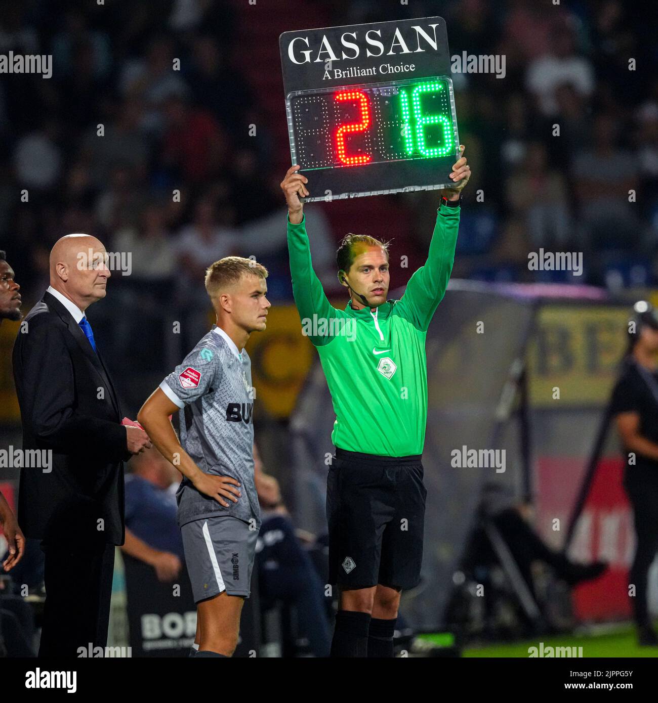 TILBURG, PAESI BASSI - 19 AGOSTO: Jay Kruiver di Telstar, quarto ufficiale Gerbert Stegeman durante la partita olandese di Keukenkampioendivisie tra Willem II e Telstar allo stadio Koning Willem II il 19 agosto 2022 a Tilburg, Paesi Bassi (Foto di Geert van Erven/Orange Pictures) Foto Stock