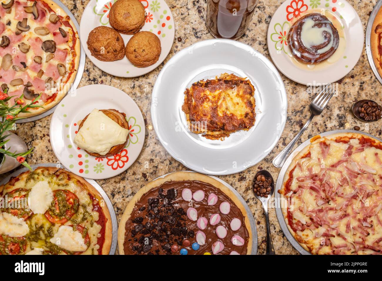 Set di fast food con pizze dolci e insalate, golfado con formaggio a mano e caffè Foto Stock