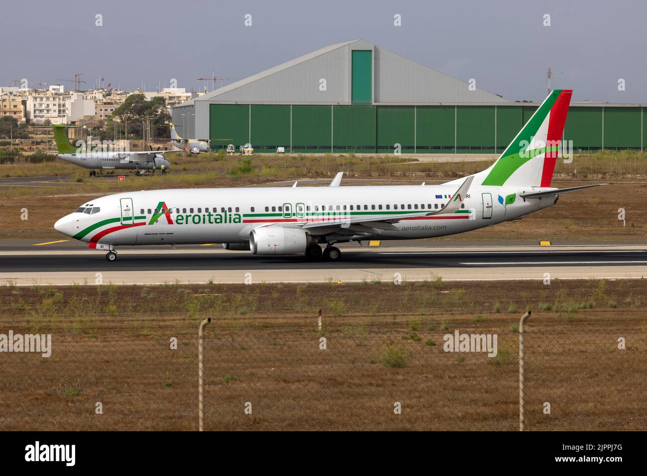 Aeroitalia Boeing 737-85F (REG: 9h-CRI) pista di ritorno 31 per decollo. Foto Stock