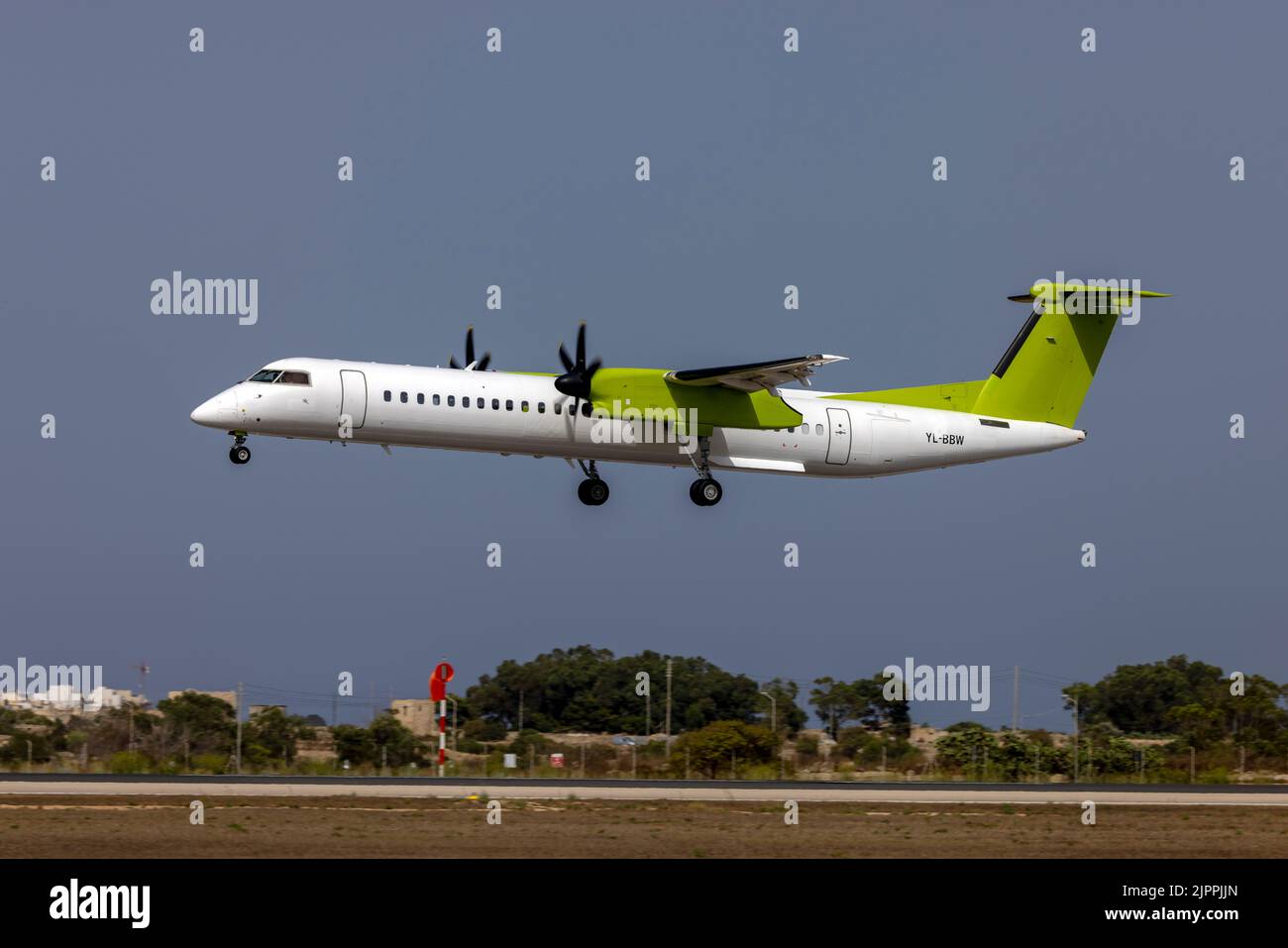 Air Baltic Bombardier DHC-8-402 Q400 (REG: YL-BBW) con titoli rimossi in arrivo per il servizio dopo la fine del contratto di locazione con airli Foto Stock