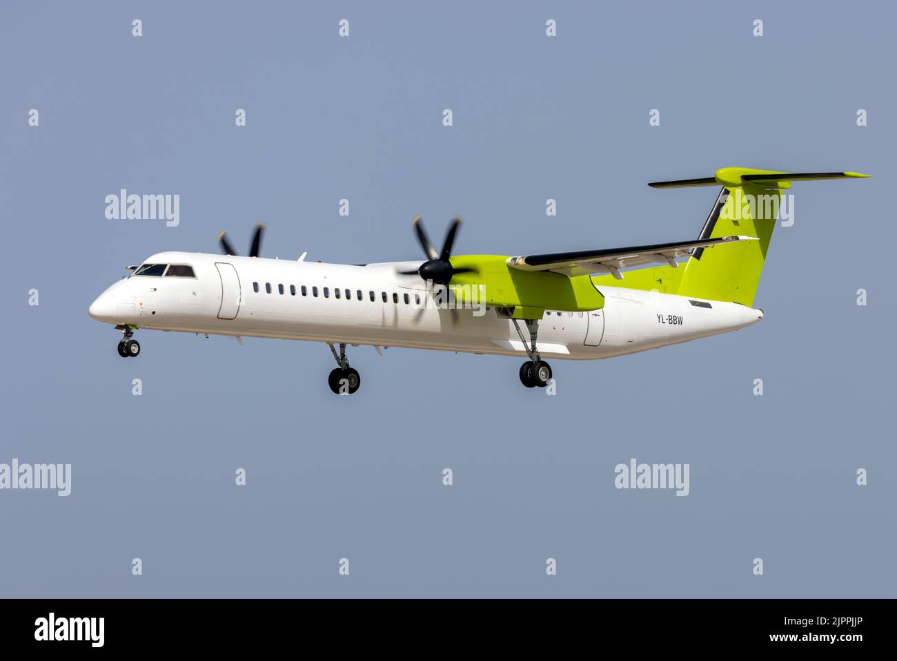 Air Baltic Bombardier DHC-8-402 Q400 (REG: YL-BBW) con titoli rimossi in arrivo per il servizio dopo la fine del contratto di locazione con airli Foto Stock