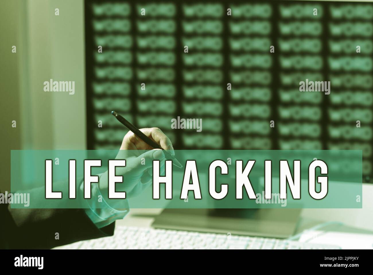 Visualizzazione concettuale Life Hacking, Word scritto su tecniche semplici e intelligenti per realizzare facilmente il compito Businesswoman Holding Pen e indicando su i Foto Stock