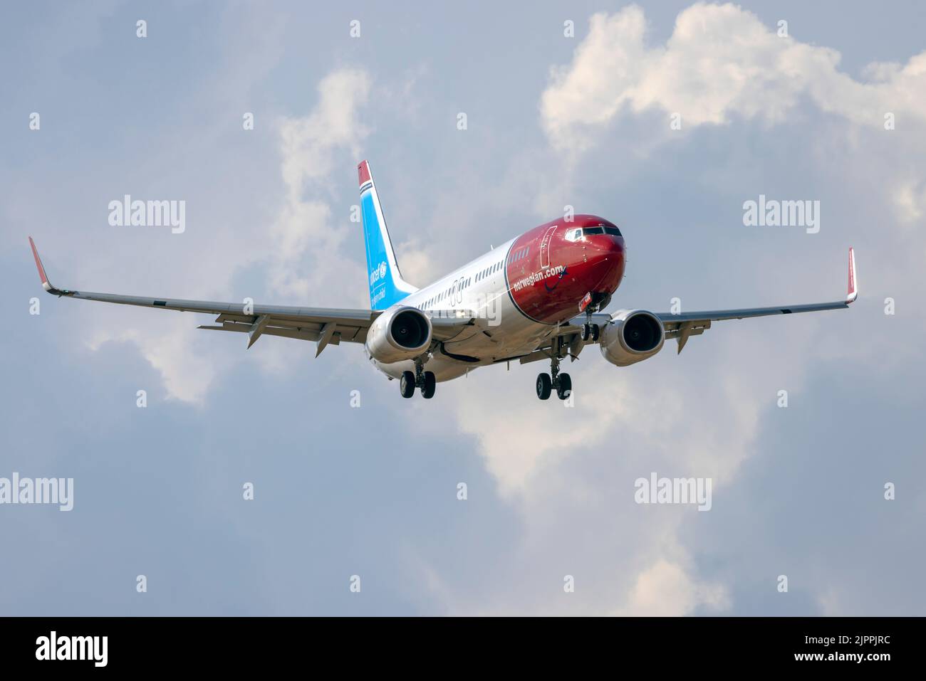 Norwegian Air Sweden Boeing 737-84P (REG: Se-RXA) atterra con qualche maltempo sullo sfondo. Foto Stock