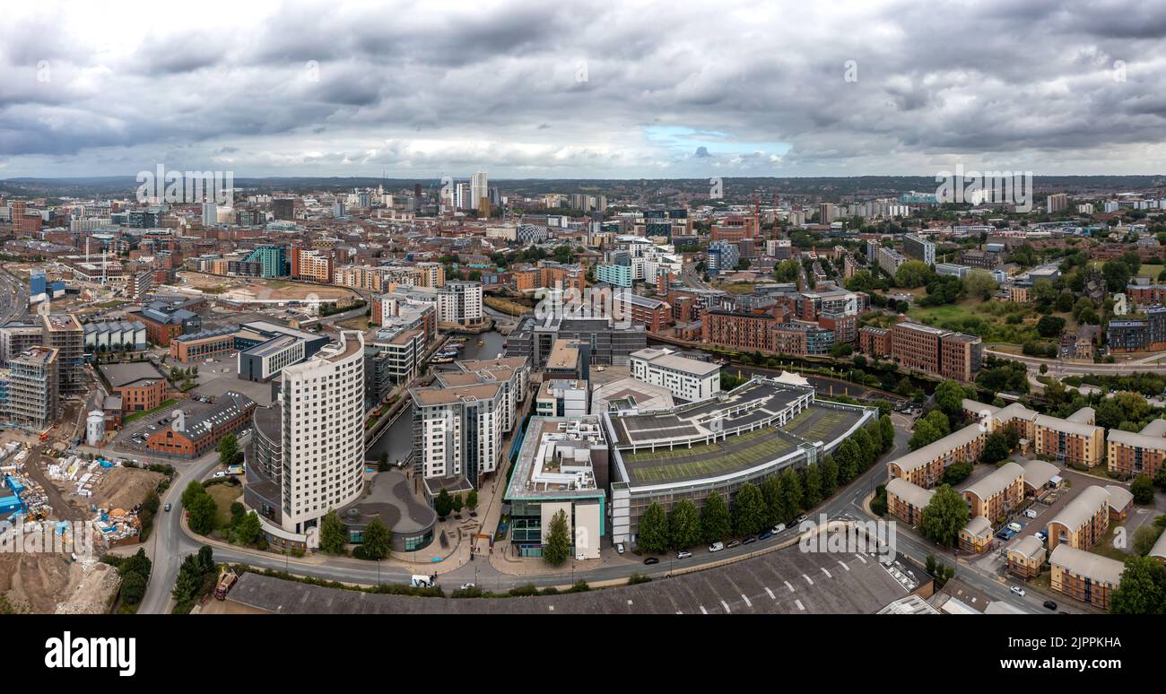 LEEDS, REGNO UNITO - 19 AGOSTO 2022. Un panorama aereo della città di Leeds Dock area del centro della città con lussuosi alberghi sul lungomare a Roberts Wharf Foto Stock