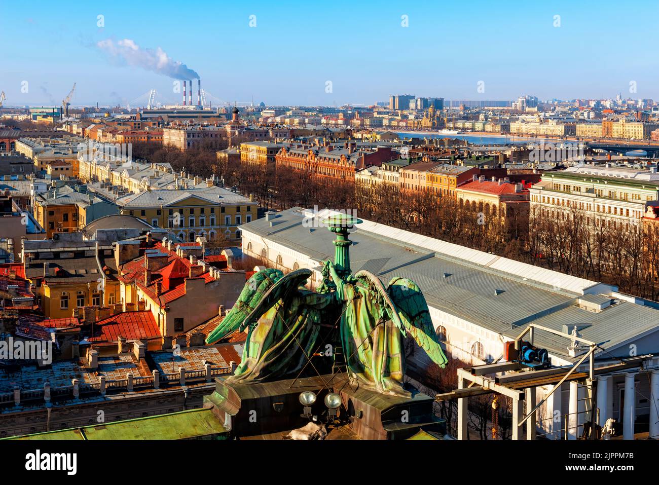 Vista panoramica della città di San Pietroburgo dall'alto sul viale Konnogvardeysky, sul fiume Neva e sull'argine dell'Università Foto Stock