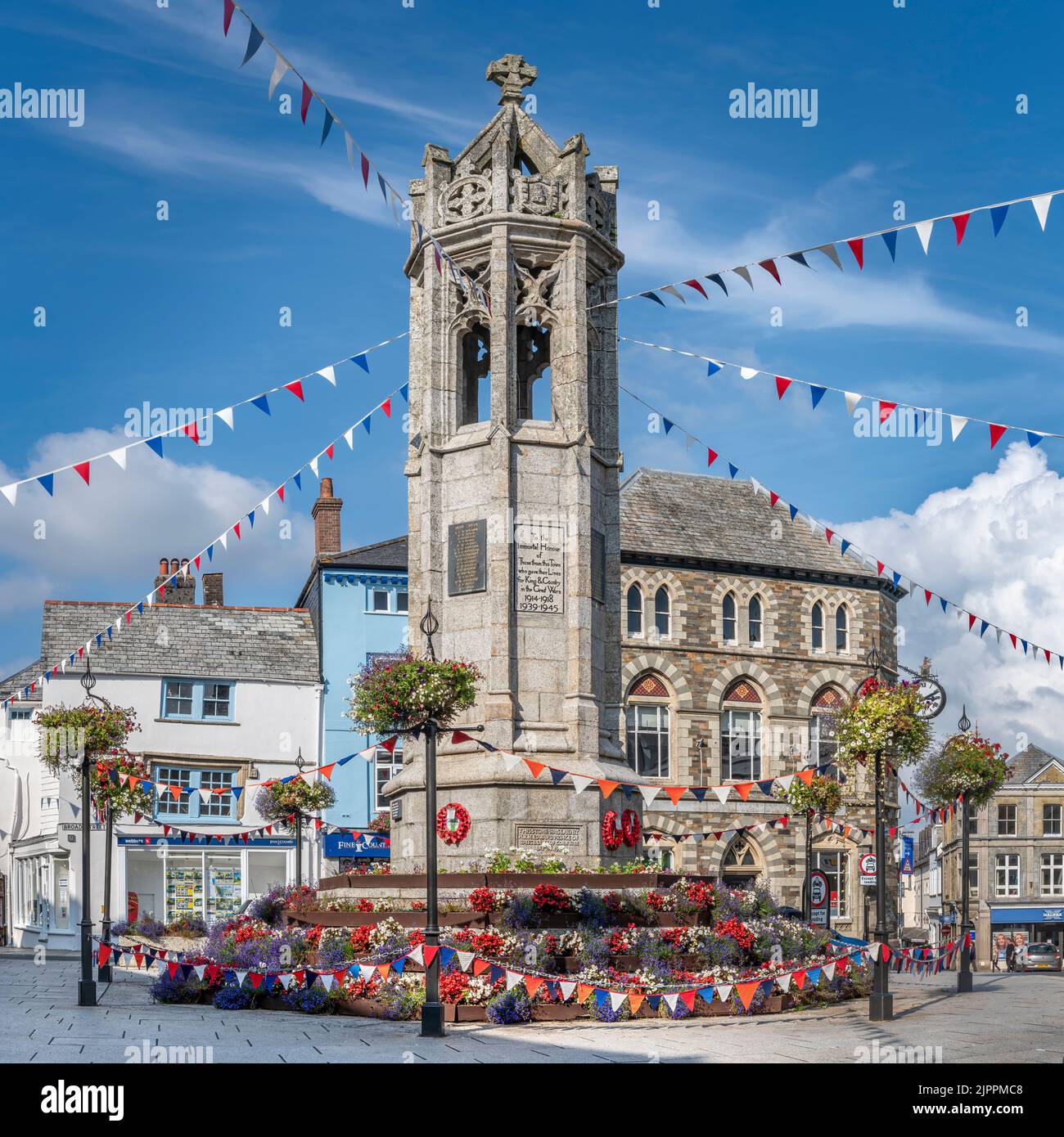 Il Memoriale di guerra, un'elaborata Croce Eleonora su una base a sei gradini, nel centro della città di Launceston è stato svelato da S.A.R. Edward Principe di Galles e Du Foto Stock