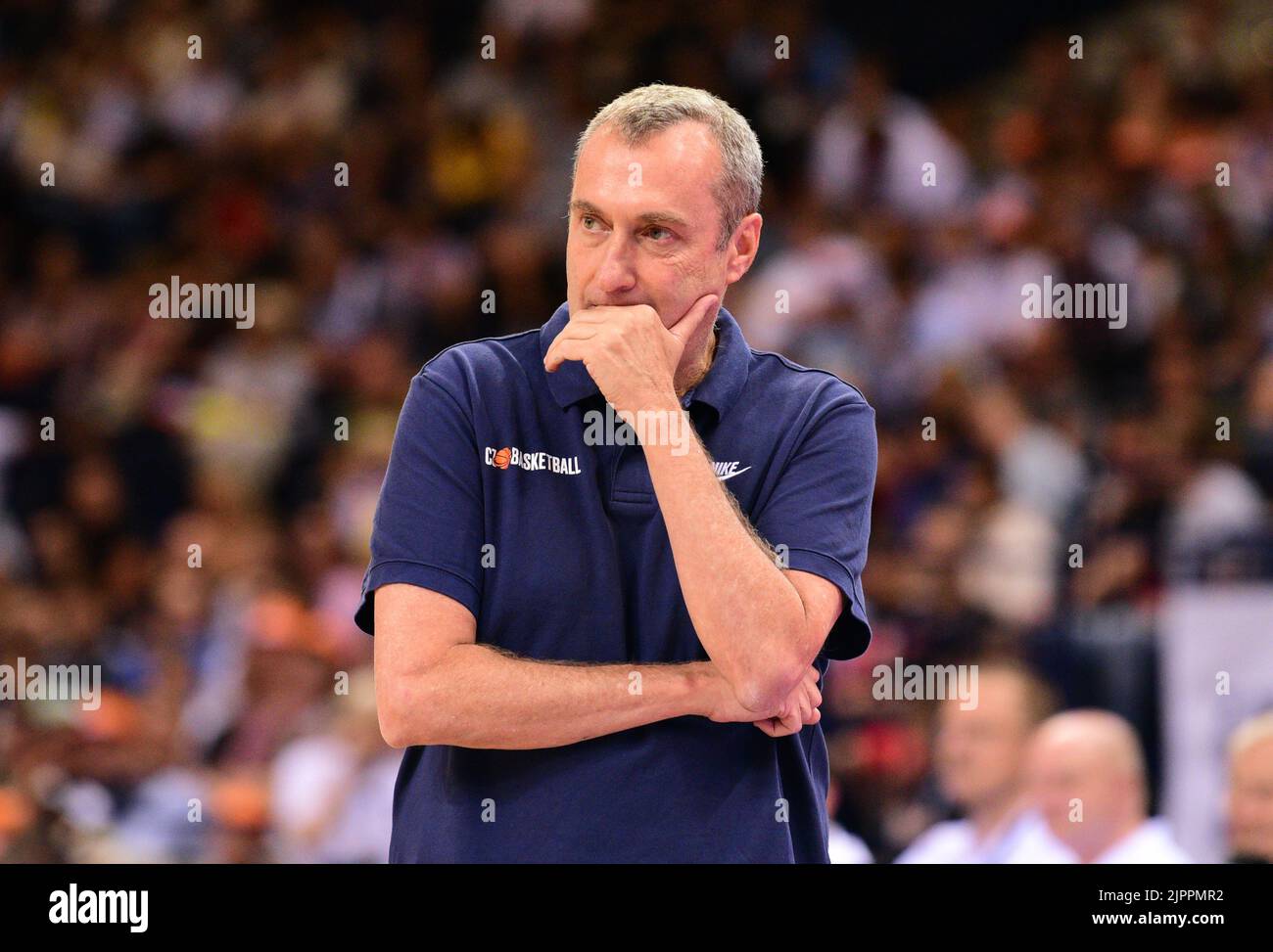 Amburgo, Germania. 19th ago, 2022. Pallacanestro: Supercup, Germania - Repubblica Ceca, semifinale alla Barclaycard Arena. L'allenatore ceco Ronen Ginzburg reagisce. Credit: Daniel Bockwoldt/dpa/Alamy Live News Foto Stock