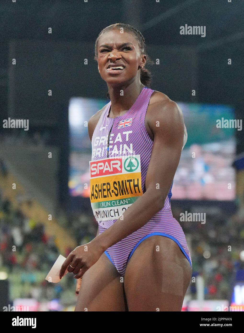 Monaco, Germania. 19th ago, 2022. Atletica: Campionati europei, Stadio Olimpico, Donne, 200 metri, finale, Dina Asher-Smith (Gran Bretagna) contorce il suo volto dopo la finale. Credit: Soeren Stache/dpa/Alamy Live News Foto Stock