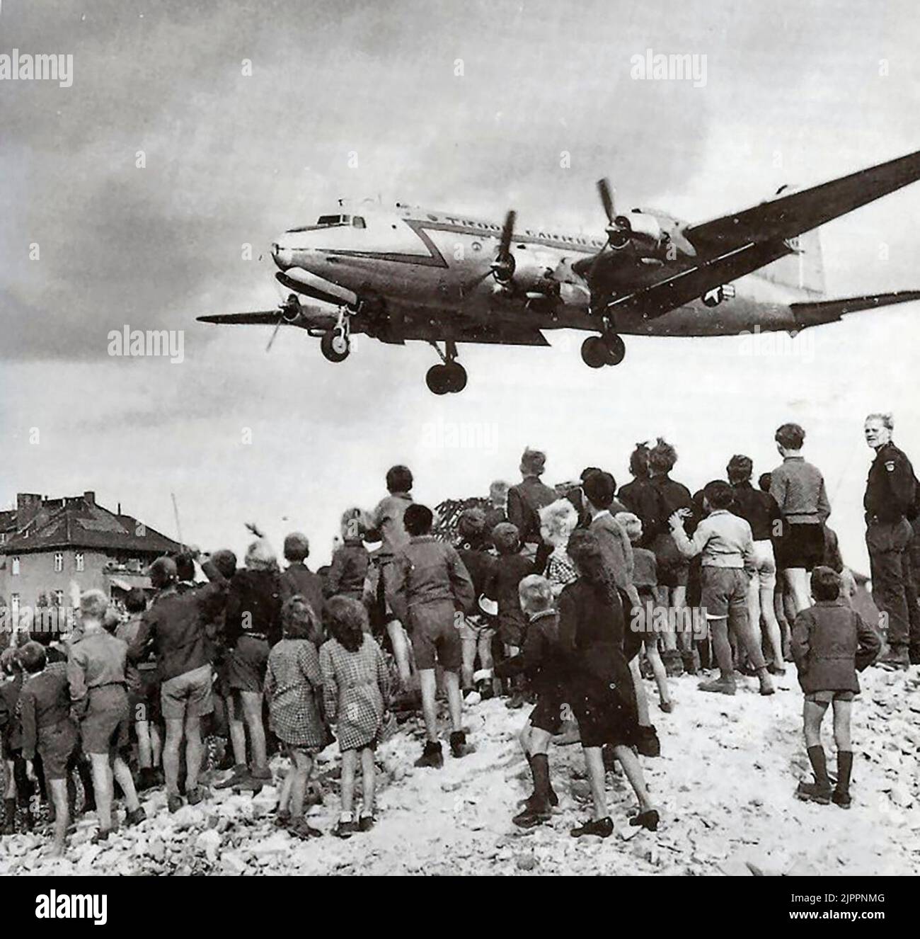 I berlinesi osservano una terra C-54 all'aeroporto Tempelhof di Berlino, 1948, durante l'ascensore di Berlino Foto Stock