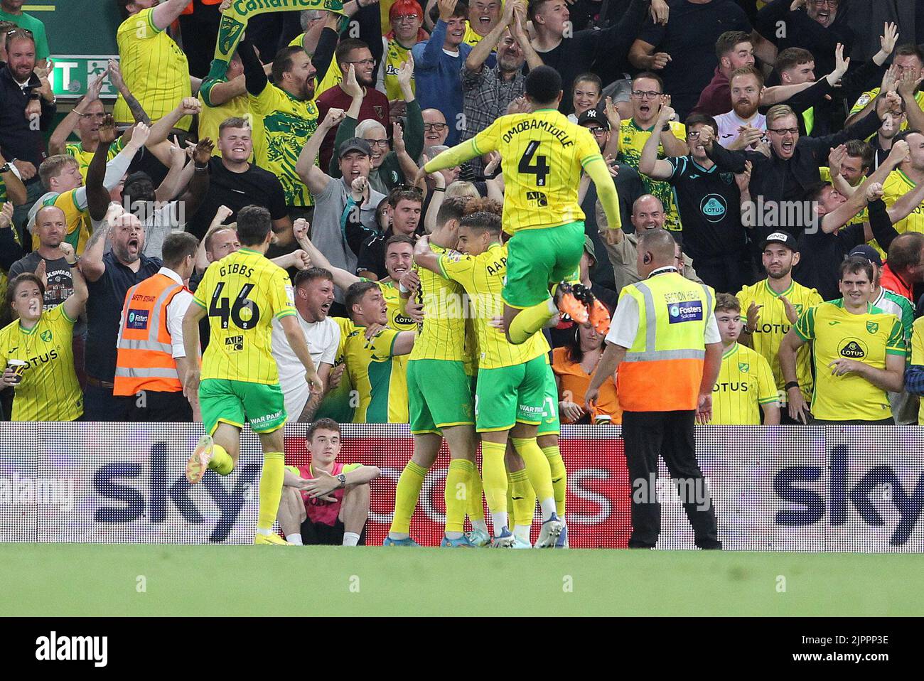 Norwich, Regno Unito. 19th ago, 2022. I giocatori di Norwich celebrano il primo gol del gioco segnato da Josh Sargent di Norwich City durante la partita del campionato Sky Bet tra Norwich City e Millwall a Carrow Road il 19th 2022 agosto a Norwich, Inghilterra. (Foto di Mick Kearns/phcimages.com) Credit: PHC Images/Alamy Live News Foto Stock