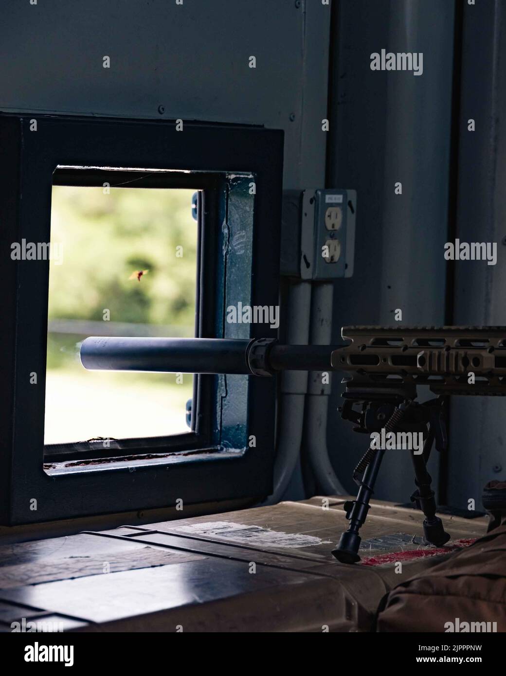 Un fucile M40A6 viene sparato durante l'addestramento per il supporto di più armi a Camp Hansen, Okinawa, Giappone, 11 agosto 2022. I membri di SRT sono attaccati all’Ufficio del Provost Marshal e sono specificamente addestrati e attrezzati per reagire in scenari come uno sparatutto attivo, situazioni di ostaggi e soggetti barricati. (STATI UNITI Corpo marino foto di Lance CPL. Jonathan Beauchamp) Foto Stock