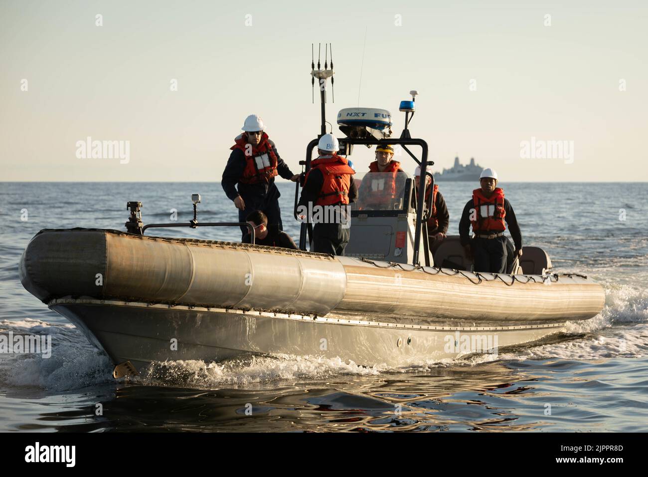 220813-N-EJ843-1095 MAR BALTICO (AGO. 13, 2022) Una barca gonfiabile a scafo rigido (RHIB), fissata alla nave di sbarco anfibio di classe Whidbey Island USS Gunston Hall (LSD 44), si prepara ad incontrare una RHIB fissata alla nave d'assalto anfibio di classe Wasp USS Kearsarge (LHD 3) Effettuare un trasferimento simulato del paziente durante un esercizio di formazione medica 13 agosto 2022. Il Kearsarge Amphhibious Ready Group e ha imbarcato 22nd Marine Expeditionary Unit, sotto il comando e il controllo della Task Force 61/2, è in programma un dispiegamento nell'area operativa delle forze Navali USA in Europa, impiegata dalla U.S. S. Foto Stock 220813-N-EJ843-1095 MAR BALTICO (AGO. 13, 2022) Una barca gonfiabile a scafo rigido (RHIB), fissata alla nave di sbarco anfibio di classe Whidbey Island USS Gunston Hall (LSD 44), si prepara ad incontrare una RHIB fissata alla nave d'assalto anfibio di classe Wasp USS Kearsarge (LHD 3) Effettuare un trasferimento simulato del paziente durante un esercizio di formazione medica 13 agosto 2022. Il Kearsarge Amphhibious Ready Group e ha imbarcato 22nd Marine Expeditionary Unit, sotto il comando e il controllo della Task Force 61/2, è in programma un dispiegamento nell'area operativa delle forze Navali USA in Europa, impiegata dalla U.S. S. Foto Stock