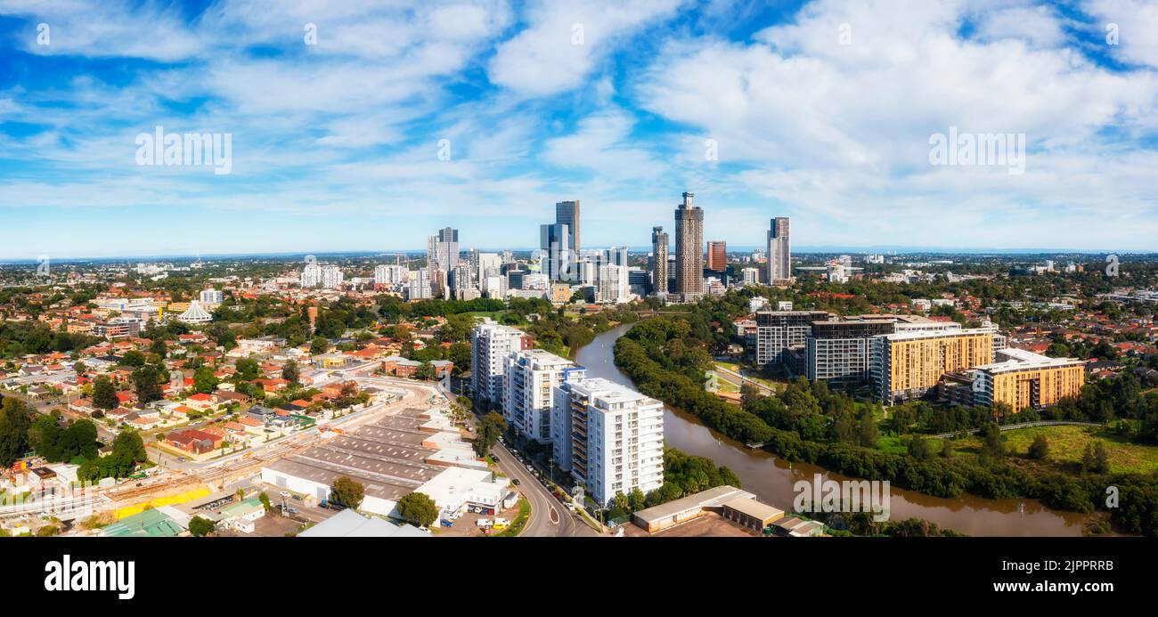 Breve panorama aereo dello skyline di Parramatta CBD sul fiume nella parte occidentale di Sydney. Foto Stock