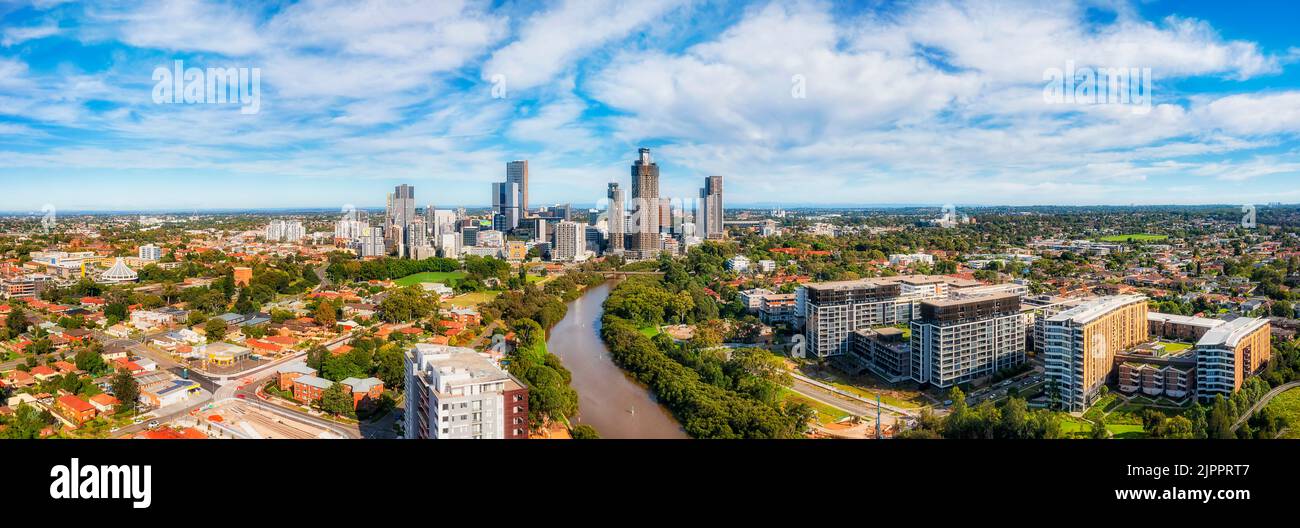 Panorama aereo del parramatta CBD council nella parte occidentale di Sydney sul fiume Parramatta - sobborghi residenziali e edifici di appartamenti di media altezza. Foto Stock