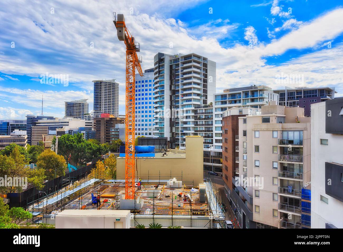 Alto edificio residenziale di appartamenti costruito nel sobborgo di Lower North Shore di Sydney con gru, attrezzature e lavoratori sul tetto con scaffo Foto Stock