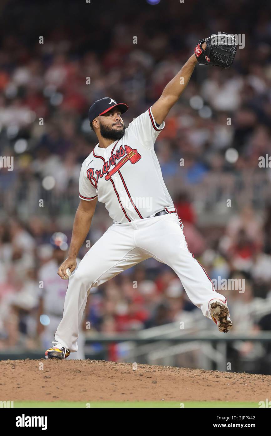 Atlanta, Georgia. USA; Atlanta Braves sollievo caraffa Kenley Jansen (74) offre un campo durante una partita di baseball della Major League contro i New York Mets, th Foto Stock