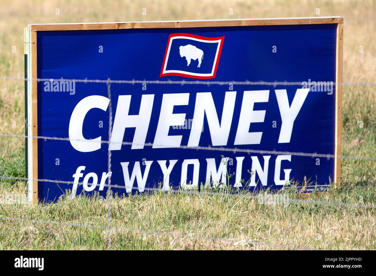 2022 Wyoming campagna del Congresso segno per la rielezione di Liz Cheney alla Camera dei rappresentanti degli Stati Uniti dietro una recinzione di filo spinato Foto Stock