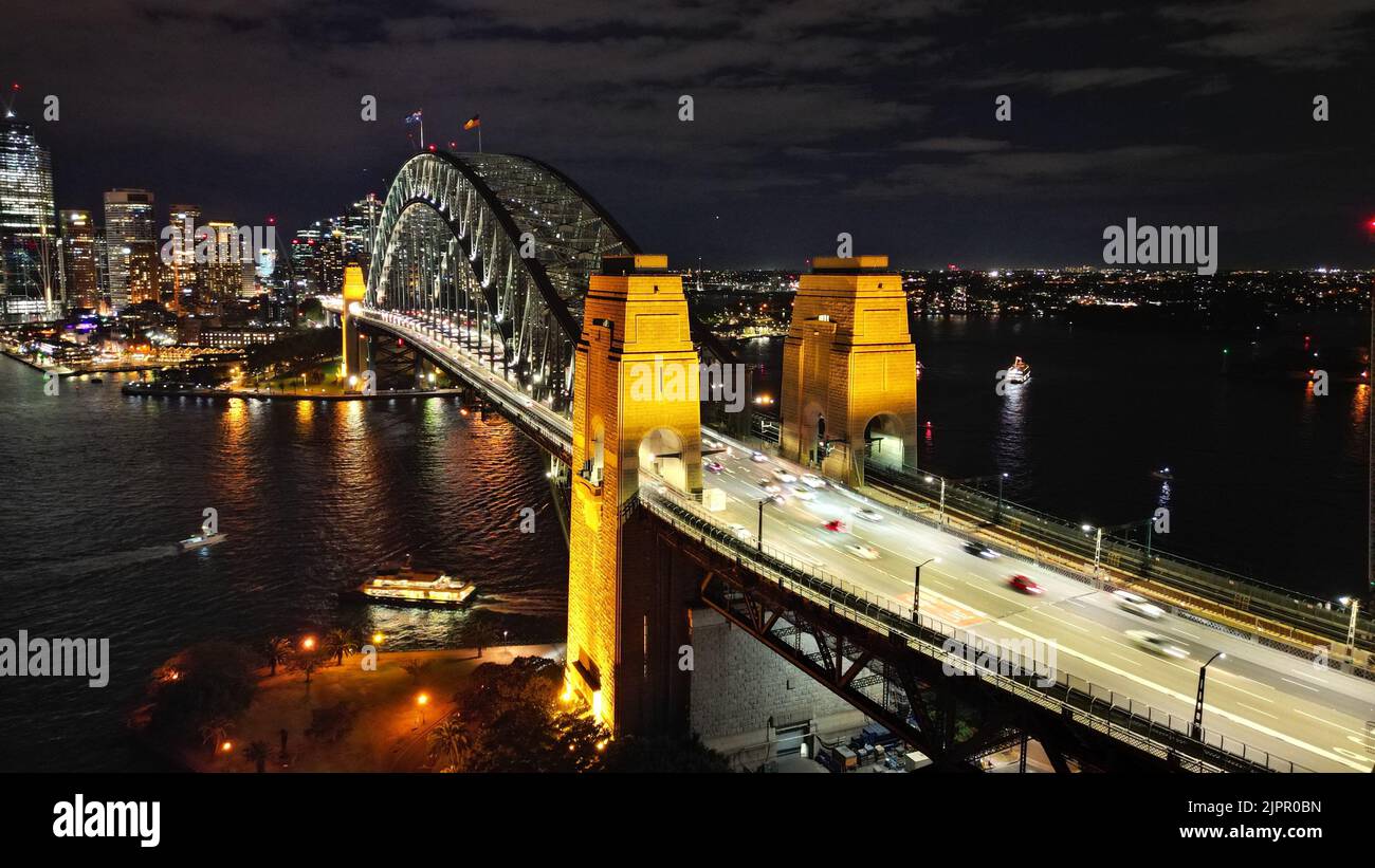 Una splendida vista del Sydney Harbor Bridge in Australia con luci di strada e auto di notte Foto Stock