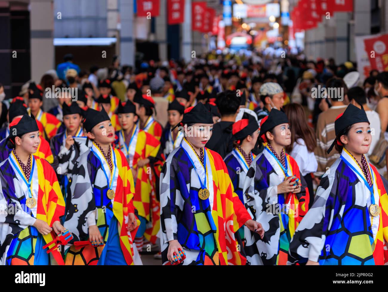 Kochi, Giappone - 10 agosto 2022: Artisti che indossano abiti colorati e luminosi al Festival di Yosakoi Foto Stock