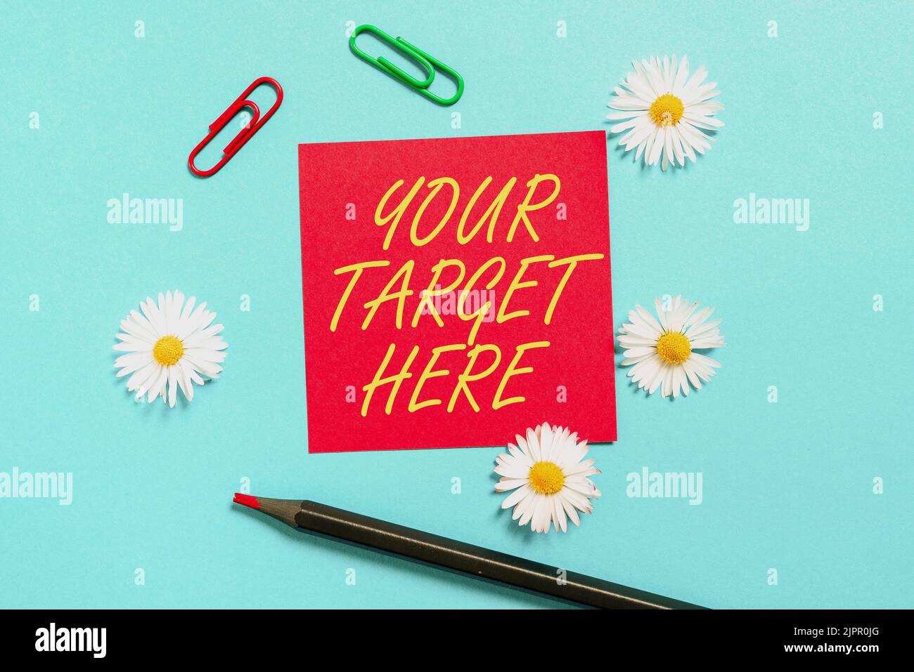 Titolo concettuale il vostro obiettivo qui, panoramica di affari sia messa a fuoco sul vostro obiettivo obiettivi strategia per riuscire Nota Sticky con le nuove idee con Papercli Foto Stock