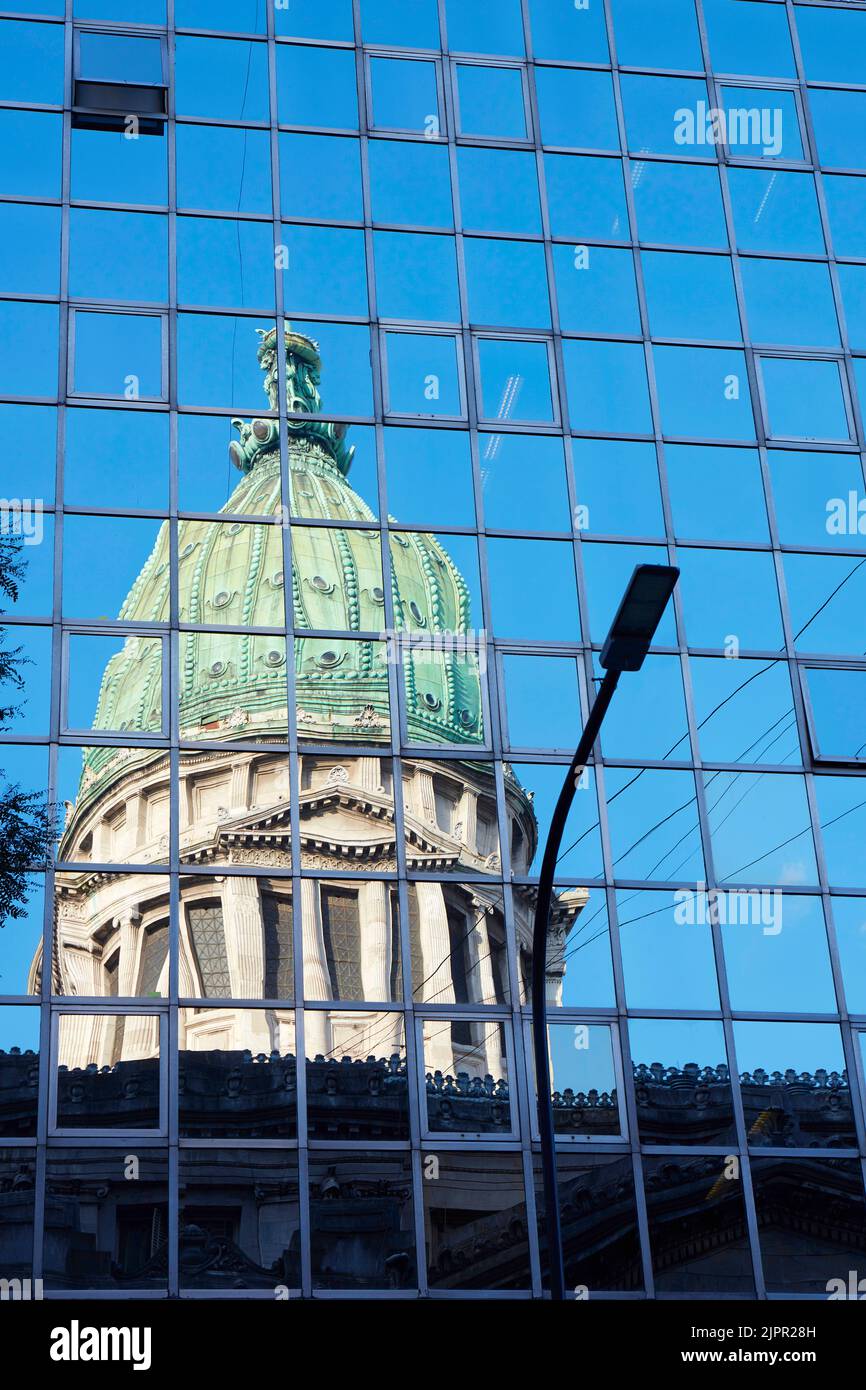 La cupola del Congresso Nazionale argentino si riflette in una finestra di costruzione, Monserrat, Buenos Aires, Argentina. Foto Stock