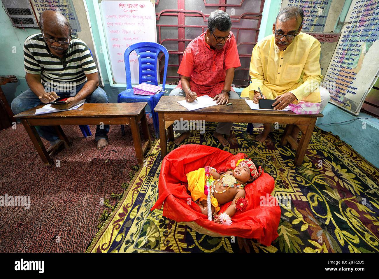 Kolkata, India. 19th ago, 2022. I membri della giuria di un tempio di Krishna hanno visto giudicare il bambino vestito meglio come Lord Krishna durante la celebrazione del festival di Janmastami. Janmastami è un festival indù annuale che celebra la nascita di Krishna - incarnazione di Vishnu come da mitologia indù. Credit: SOPA Images Limited/Alamy Live News Foto Stock