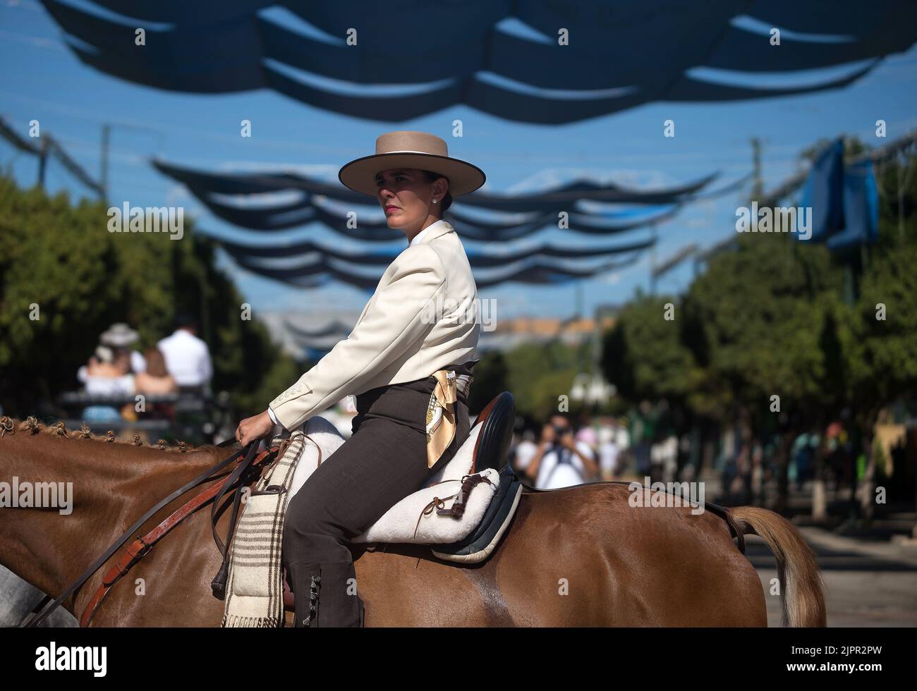 Malaga, Spagna. 19th ago, 2022. Una donna di cavalli è vista a cavallo come lei partecipa alla fiera di Malaga 2022 alla fiera di recinzione 'Cortijo de Torres'. Dopo due anni di cancellazione a causa della pandemia di coronavirus, migliaia di persone si riuniscono nelle strade principali della città per partecipare alla Fiera di Malaga in un'atmosfera festosa. Tra una settimana, migliaia di turisti e abitanti del luogo potranno assistere a concerti, balli di flamenco per le strade e altre attività come la fiera della corrida o gli spettacoli di cavalli. (Foto di Jesus Merida/SOPA Images/Sipa USA) Credit: Sipa USA/Alamy Live News Foto Stock