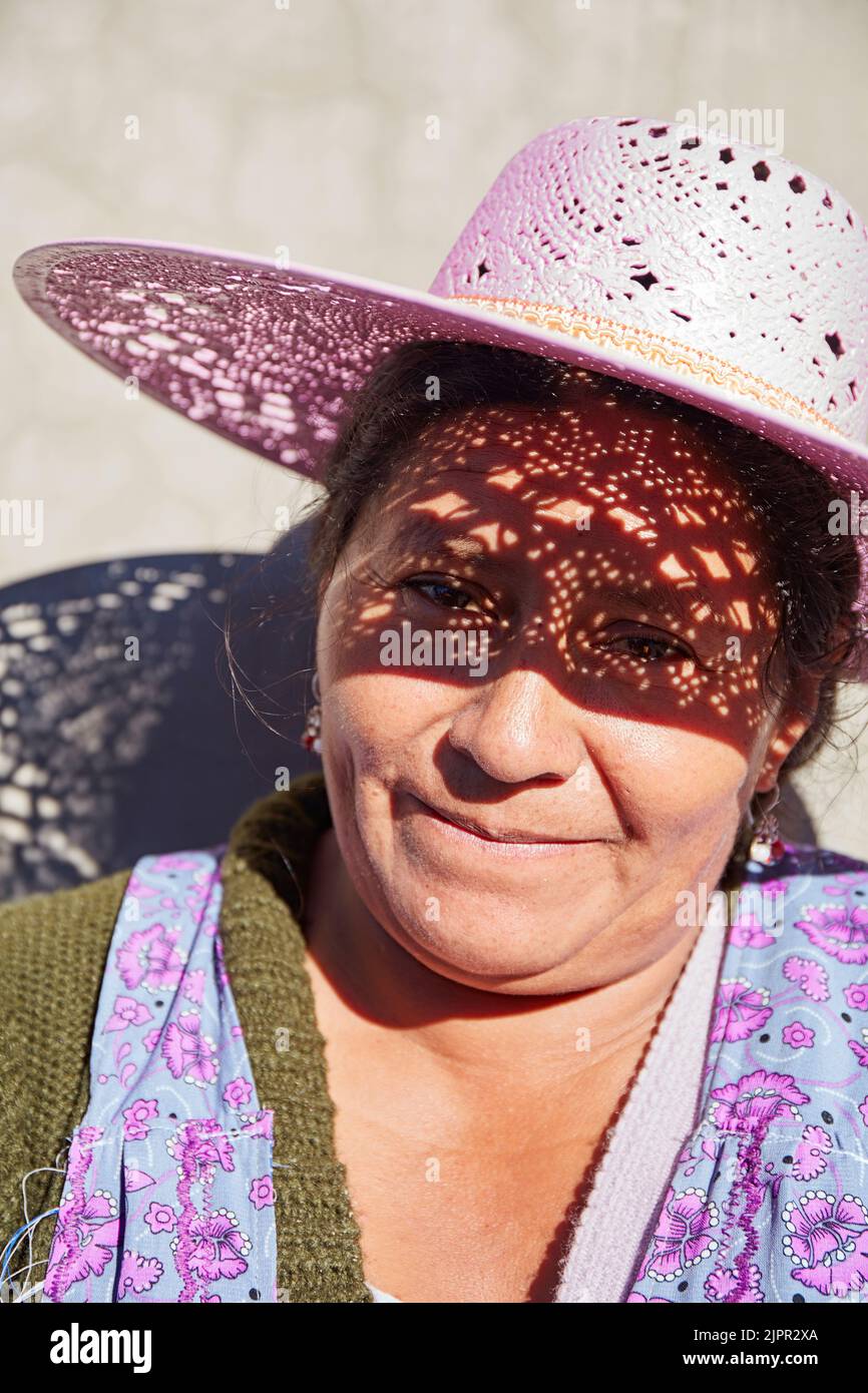 Ritratto di una donna boliviana con un cappello rosa, Uyuni Salt Flat, Potosi, Bolivia. Foto Stock