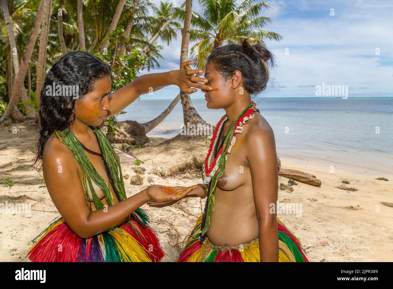 Queste giovani ragazze (MR) si stanno preparando per una tradizionale cerimonia culturale sull'isola di Yap, Micronesia. Foto Stock