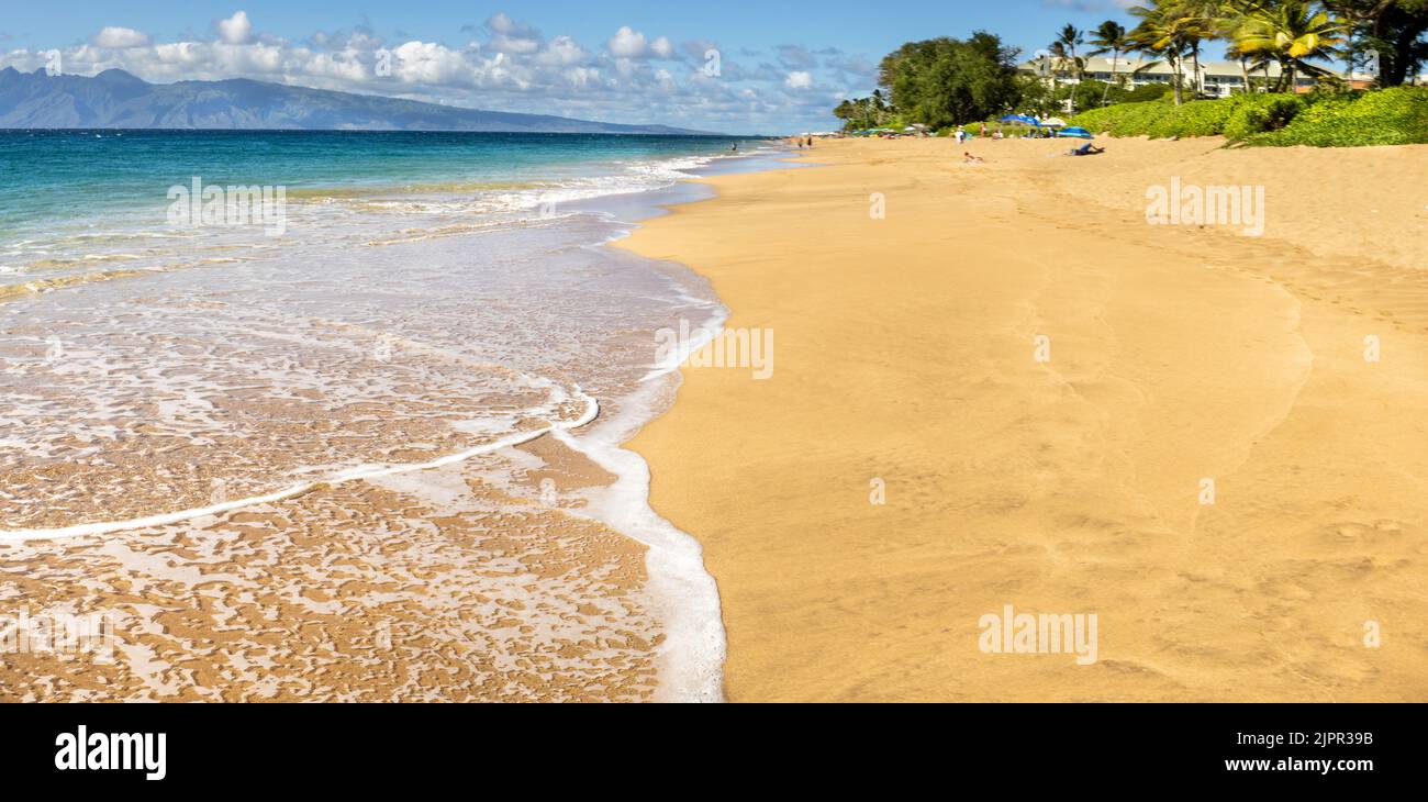 Kahekili Beach guardando verso nord con l'isola di Molokai in lontananza, Maui, Hawaii. Foto Stock