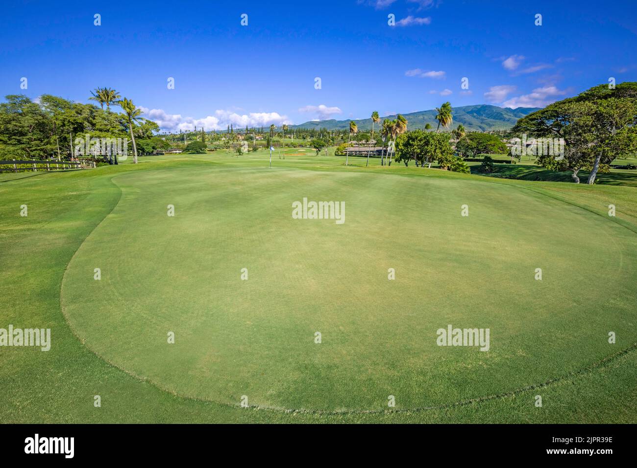 La vista attraverso il verde sulla quinta buca del campo da golf North Royal Kaanapali, Lahaina, Maui, Hawaii, USA. Foto Stock
