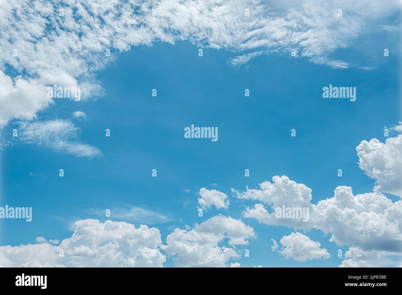 cielo blu nuvole bianche durante il giorno nel cielo di giacarta Foto Stock