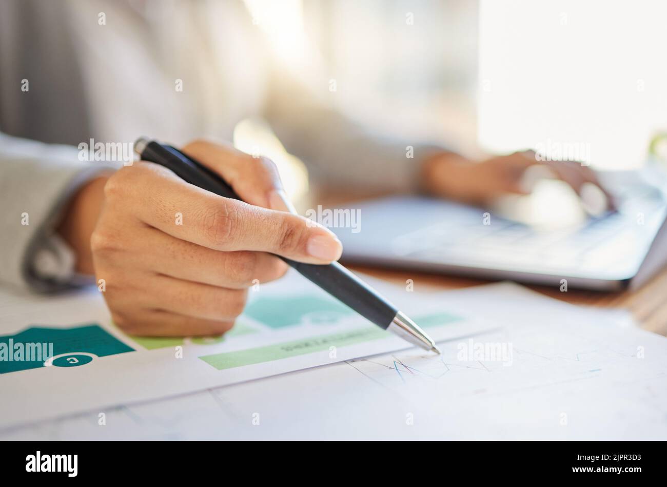 Lavoratore di economia, finanza e contabilità, un responsabile che scrive e che lavora la sua strategia di bilancio di affari. Business leader alla sua scrivania, crescita Foto Stock