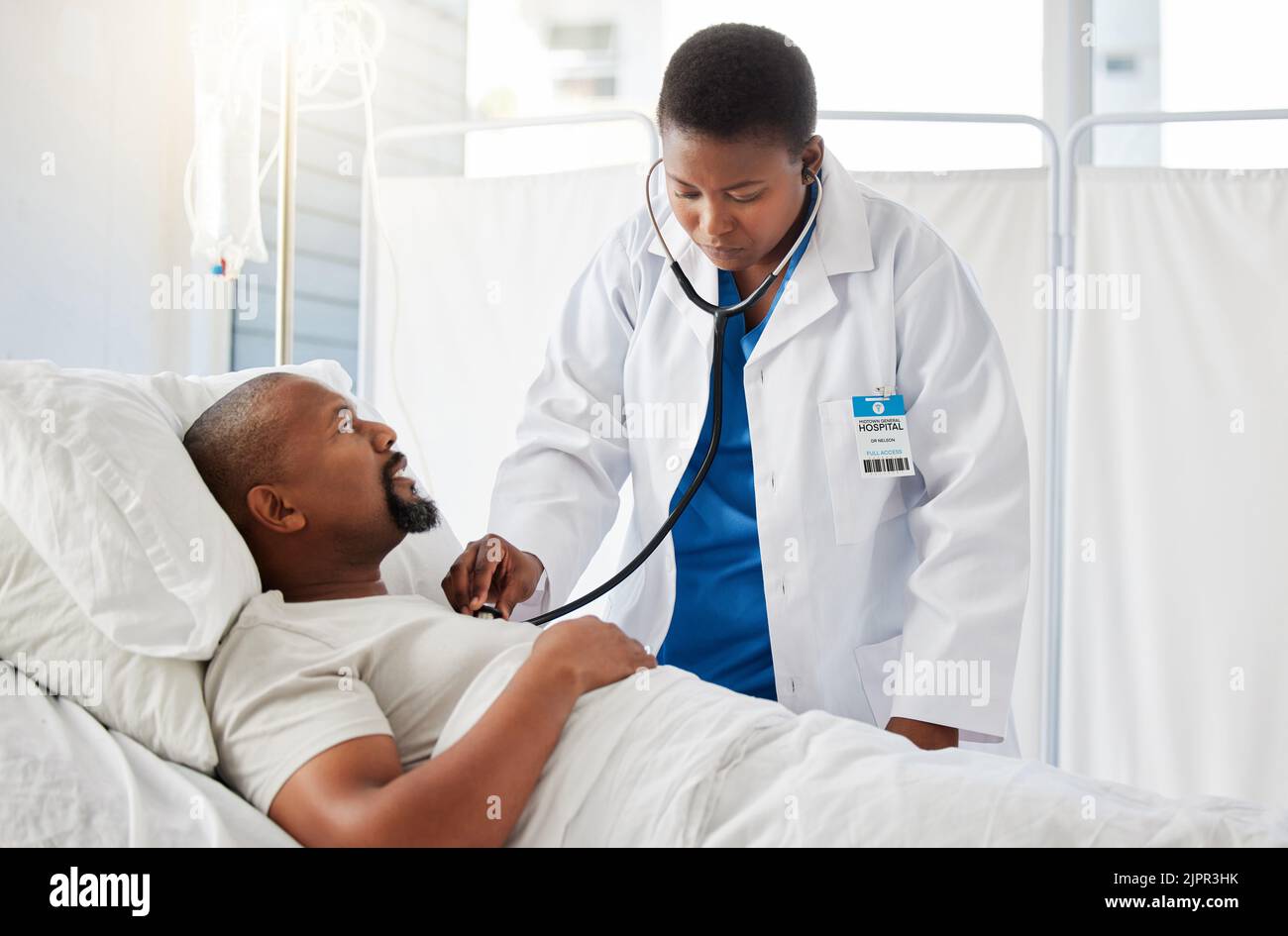 Medico che fa controllo di salute del cuore su paziente a letto, ascoltando il battito cardiaco sano e consultare l'uomo nero dopo un intervento chirurgico in ospedale. Malato Foto Stock