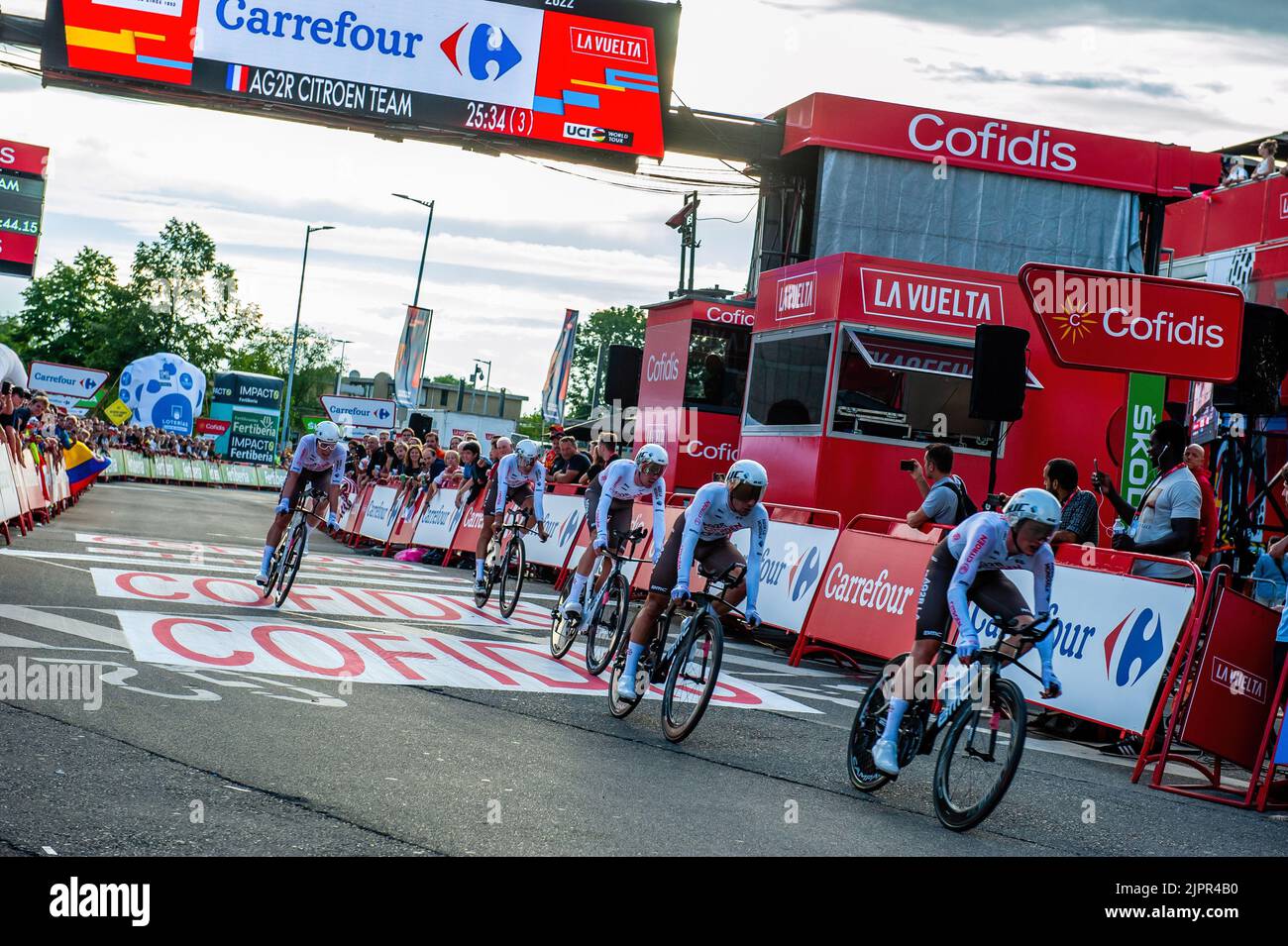 Un gruppo di ciclisti è visto allenarsi prima che il tour abbia inizio. La prima tappa di la Vuelta è iniziata con un cronometro inaugurale più lungo di quello delle precedenti edizioni nella città olandese di Utrecht, una delle più grandi capitali ciclistiche del mondo. I 184 piloti hanno attraversato la 23,3km attraverso i suoi ampi viali, senza difficoltà tecniche. Migliaia di spettatori si sono riuniti intorno al circuito per vedere i loro ciclisti preferiti. La Vuelta inizia nei Paesi Bassi quest'anno con ben tre tappe a Utrecht, Breda e 's-Hertogenbosch. Da lì, l'evento sportivo continuerà in Spagna, terminando a Septe Foto Stock